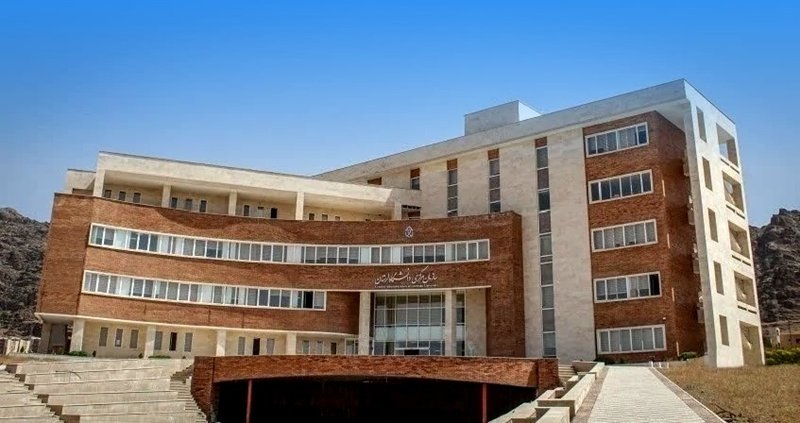 از جلو نمای سازمان مرکزی دانشگاه